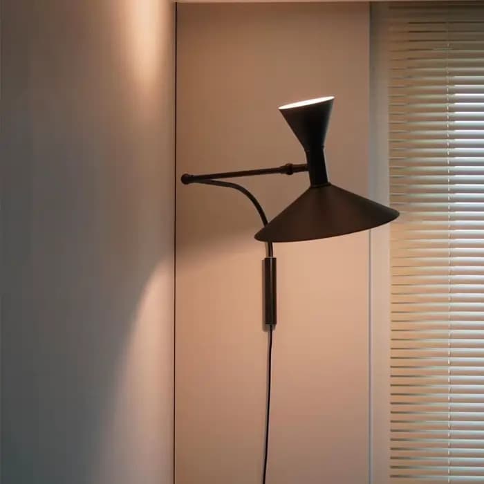 Applique Murale Réglable de Styliste de Marseille, Luminaire Rotatif, Idéal pour un Salon, une Chambre à Coucher ou une Trompent