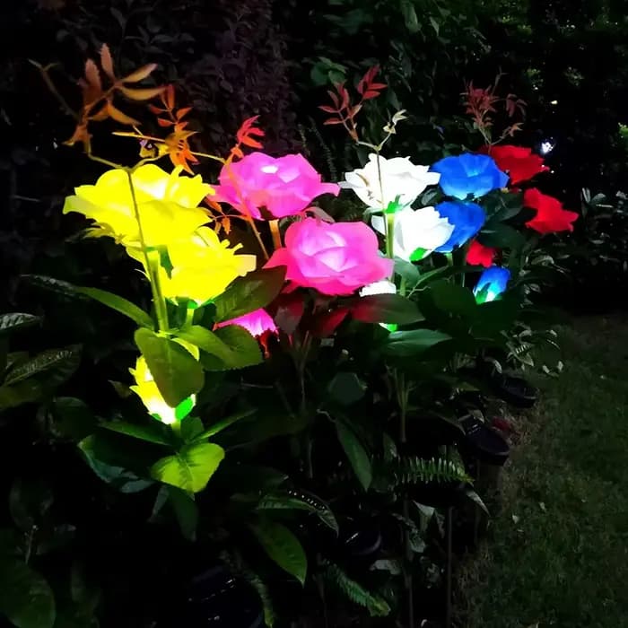 Lampe solaire LED en forme de rose artificielle pour jardin, idéale pour les fêtes estivales, mariages, décoration extérieure de cour et de patio