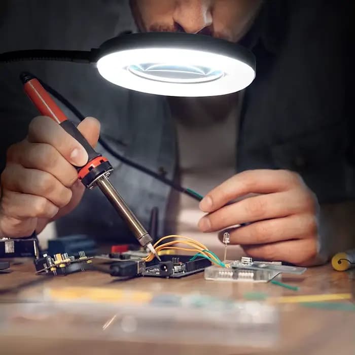 Loupe grossissante 5/10X avec lumière, 3 couleurs, 10 niveaux de luminosité, lampe loupe à 28/56 LED pour la lecture, l'artisanat, la peinture et les travaux de précision