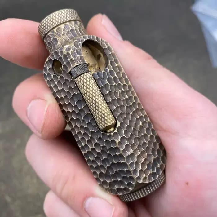 Briquet de luxe en laiton en forme de tranchée robuste avec motifs hexagonaux sculptés au Laser, briquet créatif rétro personnalisé