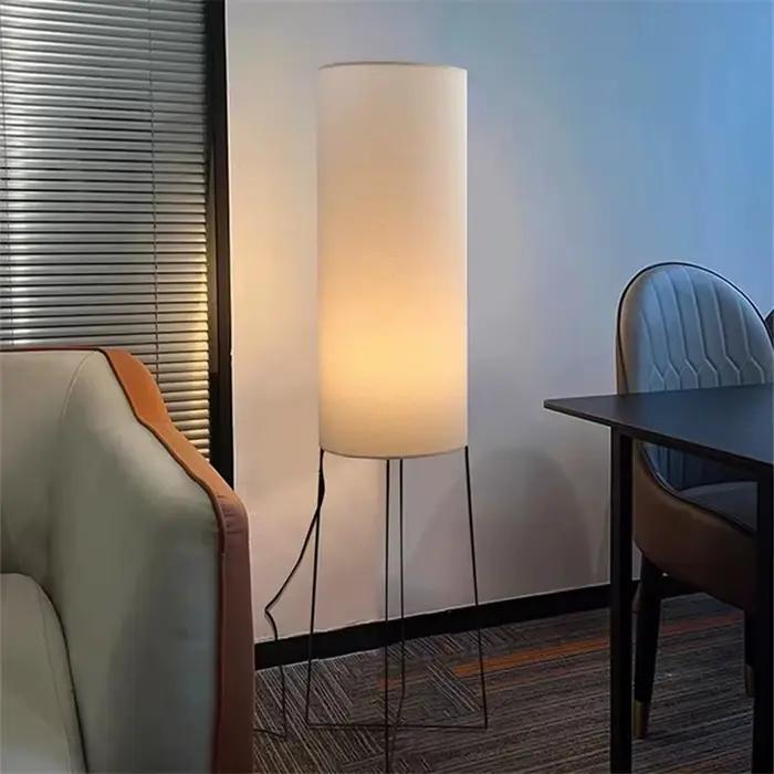 Lampe sur pied design LED Wabi Sabi en chrome poli et tissu pour salon chambre bureau ambiance créative coin artistique