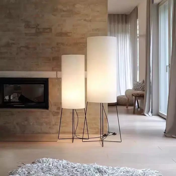 Lampe sur pied design LED Wabi Sabi en chrome poli et tissu pour salon chambre bureau ambiance créative coin artistique