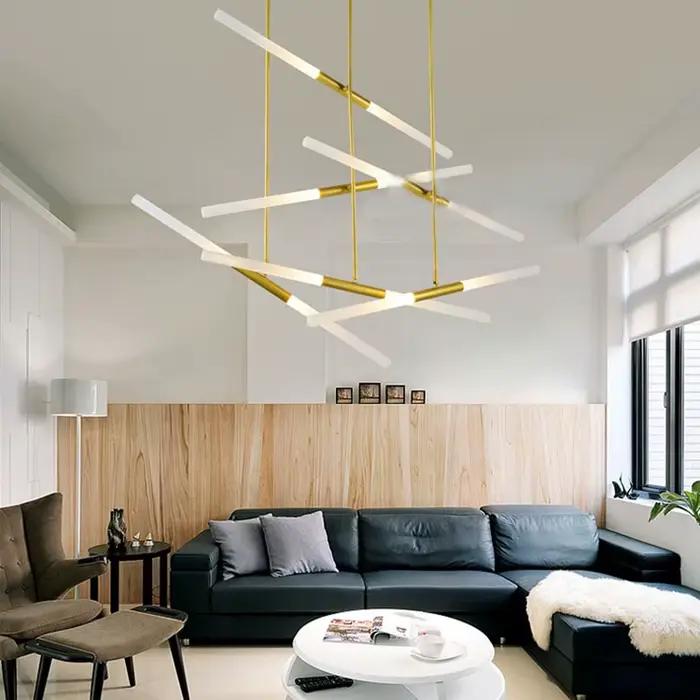 Plafonnier LED suspendu en forme de tube moderne avec finition chromée polie pour éclairer et décorer villa, cuisine ou boutique