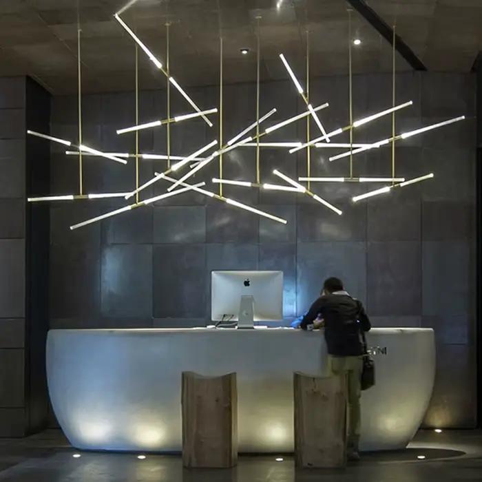 Plafonnier LED suspendu en forme de tube moderne avec finition chromée polie pour éclairer et décorer villa, cuisine ou boutique