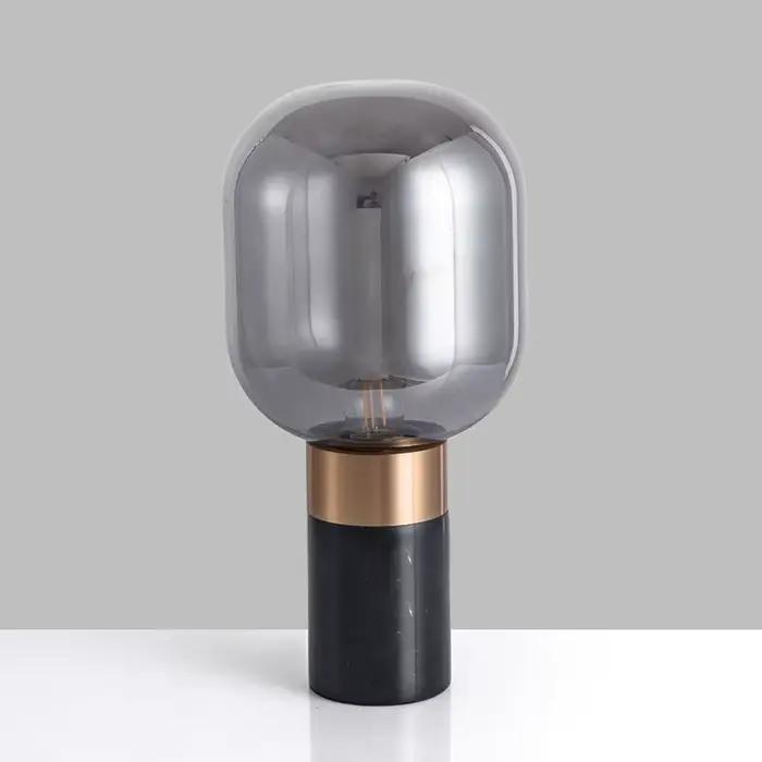 Lampe de table en marbre nordique avec finition chrome poli pour chambre à coucher et bureau, élégante source de lumière LED pour ambiances sophistiquées