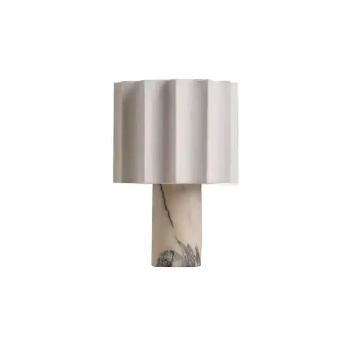 Lampe de table moderne minimaliste en marbre avec abat-jour en tissu plissé pour chambre à coucher et comptoir de bar élégante à offrir pour femmes et occasions spéciales