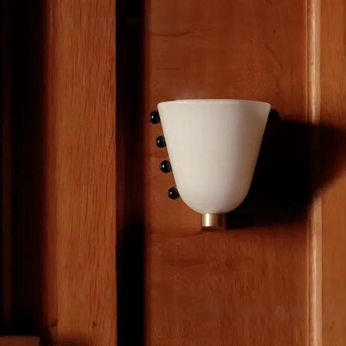 Lampe murale rétro en verre coloré style médiéval pour chambre à coucher chevet couloir hôtel gîte décoration intérieure élégante et historique