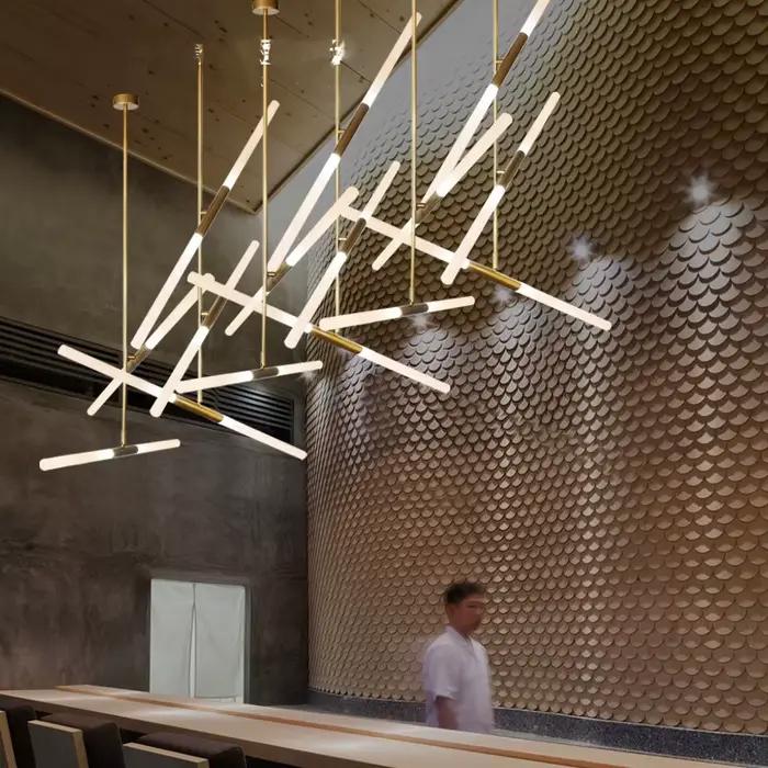Plafonnier LED suspendu en forme de tube moderne avec finition chromée polie pour éclairer et décorer villa, cuisine ou boutique