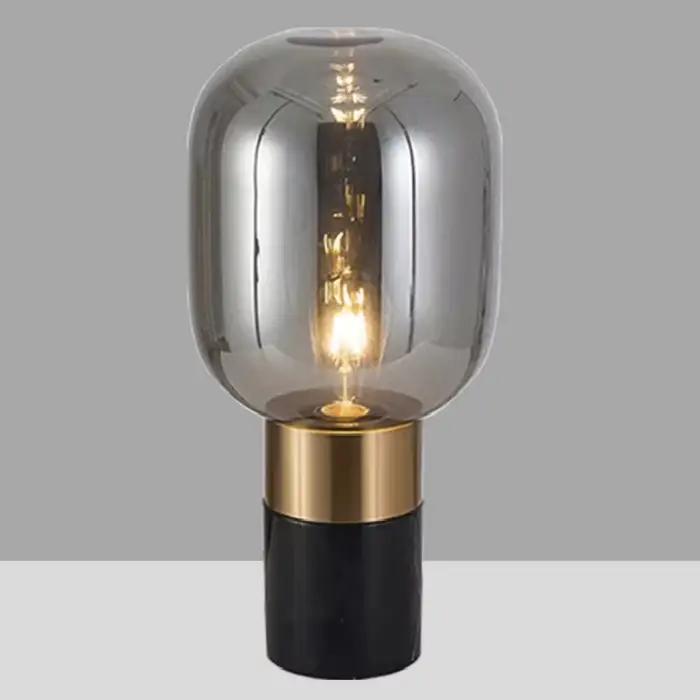 Lampe de table en marbre nordique avec finition chrome poli pour chambre à coucher et bureau, élégante source de lumière LED pour ambiances sophistiquées