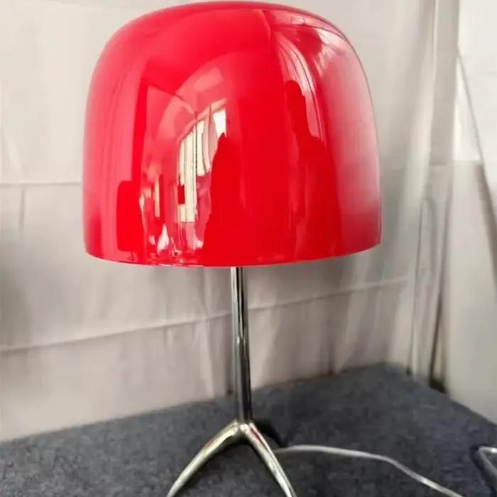 Abat-jour nordique moderne en verre coloré lampe de bureau LED à trois pattes adaptée à l'étude chambre à coucher salon élégante à offrir occassions spéciales