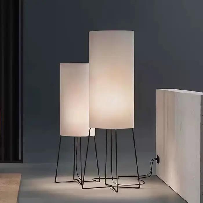 Lampe sur pied design LED Wabi Sabi en chrome poli et tissu pour salon chambre bureau ambiance créative coin artistique