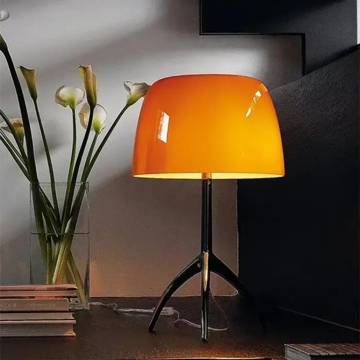 Abat-jour nordique moderne en verre coloré lampe de bureau LED à trois pattes adaptée à l'étude chambre à coucher salon élégante à offrir occassions spéciales