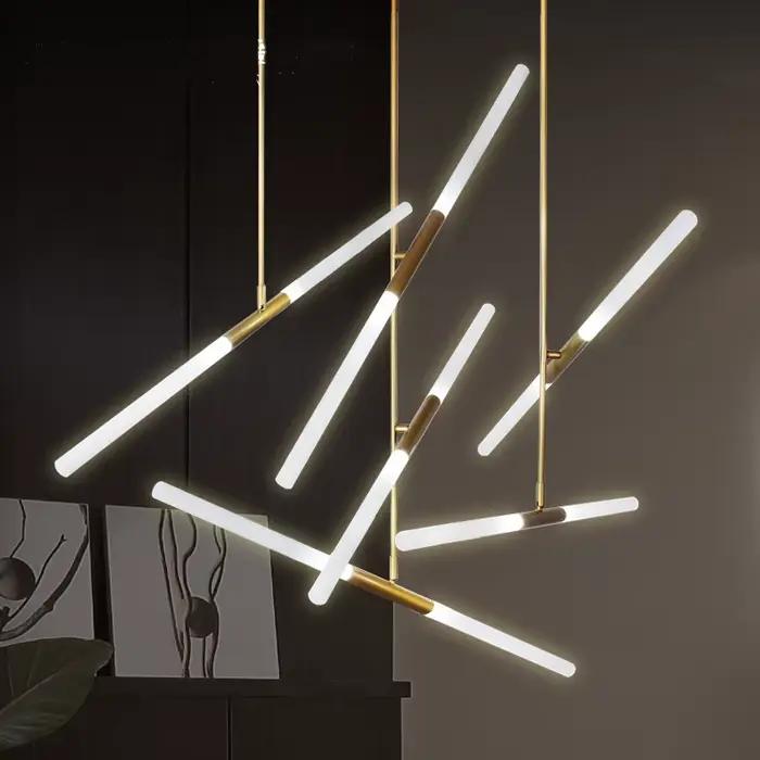 Plafonnier LED suspendu en forme de tube moderne avec finition chromée polie pour éclairer et décorer villa, cuisine ou boutique