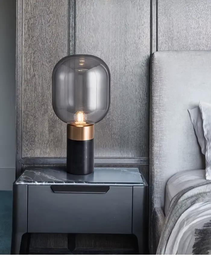 Lampe de table en marbre nordique avec finition chrome poli pour chambre à coucher et bureau, élégante source de lumière LED pour ambiances sophistiquées