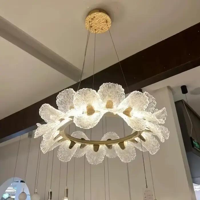 Lustre à fleurs en cristal pour éclairage intérieur et décoration de maison modernes à offrir pour diverses occasions spéciales