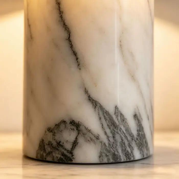 Lampe de table moderne minimaliste en marbre avec abat-jour en tissu plissé pour chambre à coucher et comptoir de bar élégante à offrir pour femmes et occasions spéciales
