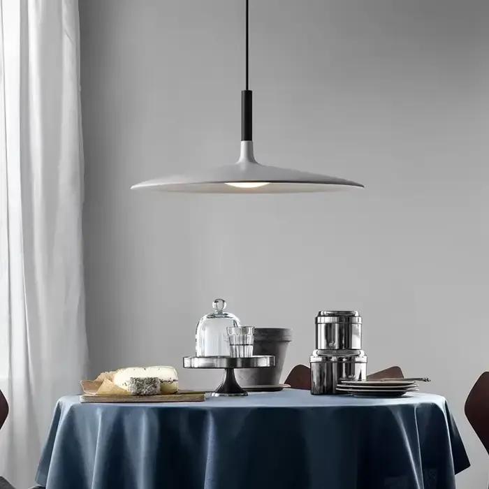 Lampe suspendue LED UFO design moderne métal et acrylique style industriel nordique pour salon salle à manger cuisine ou bureau